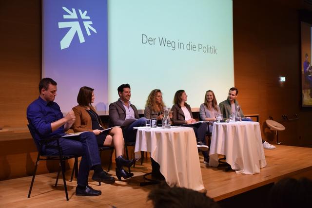 V. l.: Stefan Kaineder (Grüne), Daniela Holzinger-Vogtenhuber (Liste JETZT), Philipp Schrangl (FPÖ), Moderatorin Magdalena Stefely, Claudia Plakolm (ÖVP), Nina Andree (SPÖ) und Felix Eypeltauer (NEOS). | Foto: LSV OÖ