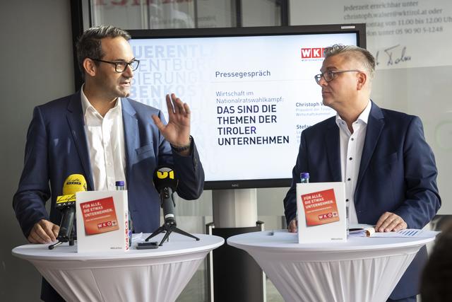 Wirtschaftspolitische Prioritäten für die neue Bundesregierung – WK-Präsident Christoph Walser und Stefan Garbislander, Leiter der Abteilung Wirtschaftspolitik &amp; Strategie in der WK Tirol. | Foto: WK Tirol