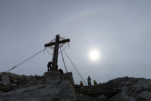 eine Gruppe Italiener ist schon am Gipfel