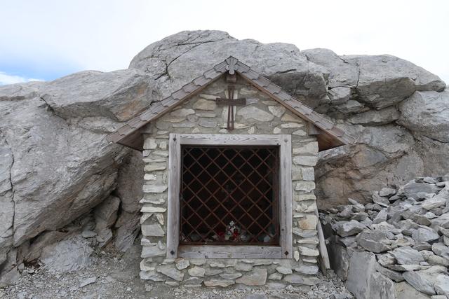 vorbei an einer kleinen Gedenkstätte