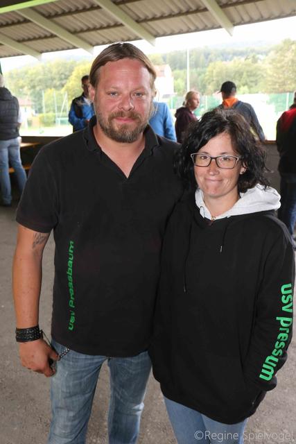 Fußballtrainer Roman Varga und Angelika Szelinger würden sich noch mehr Damen für das Damenteam USV Pressbaum wünschen. Vielleicht hat ja die eine oder andere Besucherin am Sportnachmittag Lust bekommen, einmal so richtig über den grünen Rasen zu "fetzen".