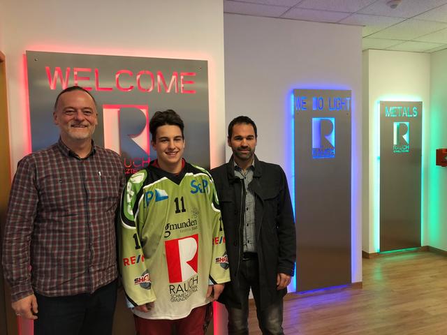 Thomas Hotter, Niklas Schatzl und Obmann Thomas Schatzl bei der Übergabe der neuen Sharks-Shirts. | Foto: Foto: Sharks Gmunden