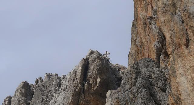 dort oben steht das Gipfelkreuz