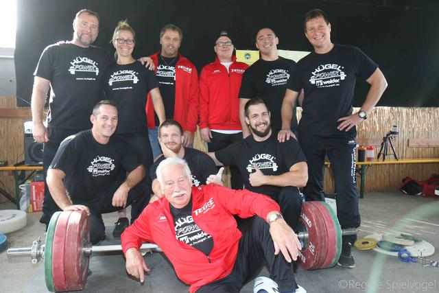 Beeindruckend, die Sportler des Kraftsportvereins Pressbaum mit Obmann Johann Hügel.