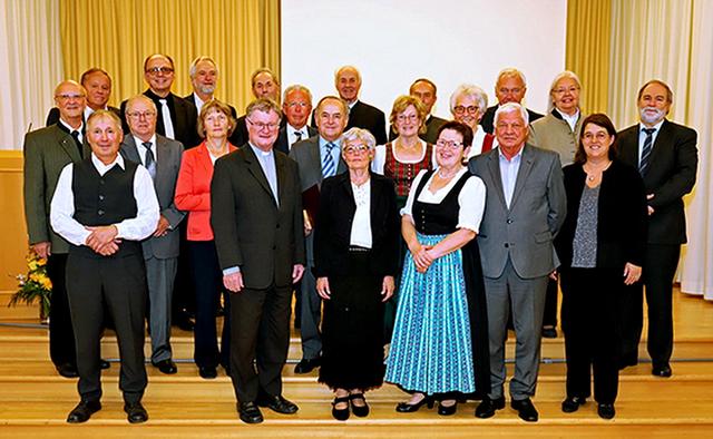 Gruppenfoto:
Die Geehrten mit Bischof Manfred Scheuer und Pastoralamtsdirektorin Gabriele Eder-Cakl. © Diözese Linz / Reischl