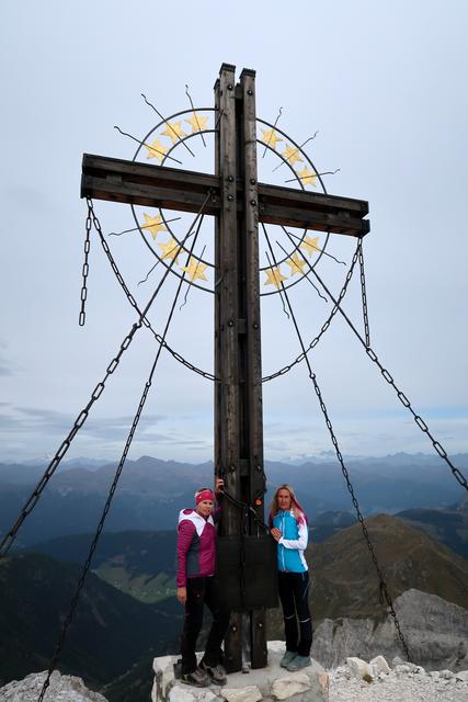 das beeindruckende Europakreuz mit der Inschrift 
„Nie wieder Krieg“ 