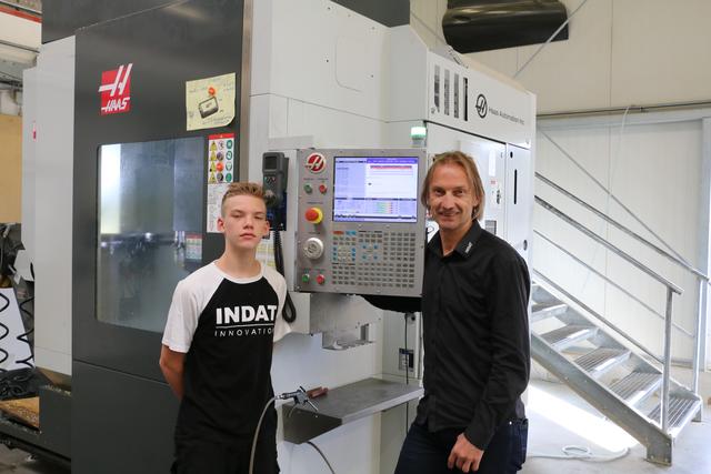 Lehrling Maximilan Schmalek mit Indat-Geschäftsführer Gerhard Eberl. | Foto: Indat