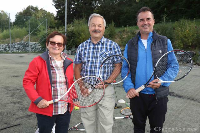 Tennis wieder auffrischen, das haben GR Ing. Anton Strombach mit Gattin Waltraud vor. Hier mit Roman Eisenmagen Obmann des Tennisvereins.