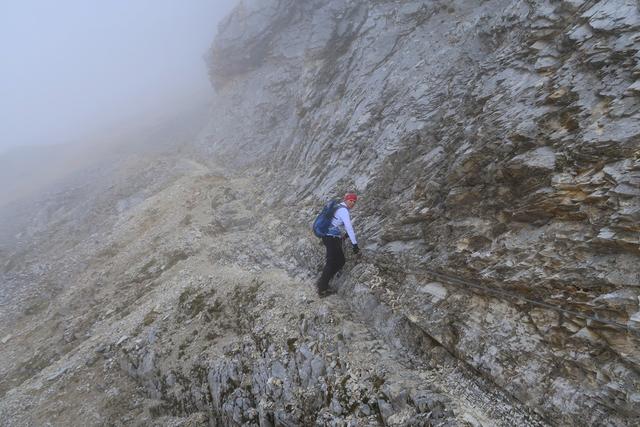 über eine Felswand mit Seilvericherung