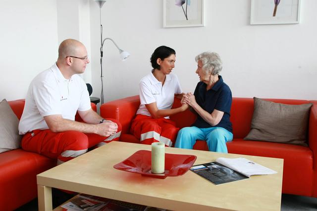 Die MitarbeiterInnen der Krisenintervention sind immer wieder mit Grenzen des ethischen Handelns in ihrer Arbeit konfrontiert. Diese müssen erkannt und in der Intervention entsprechend berücksichtigt werden.  | Foto: Österreischiches Rotes Kreuz