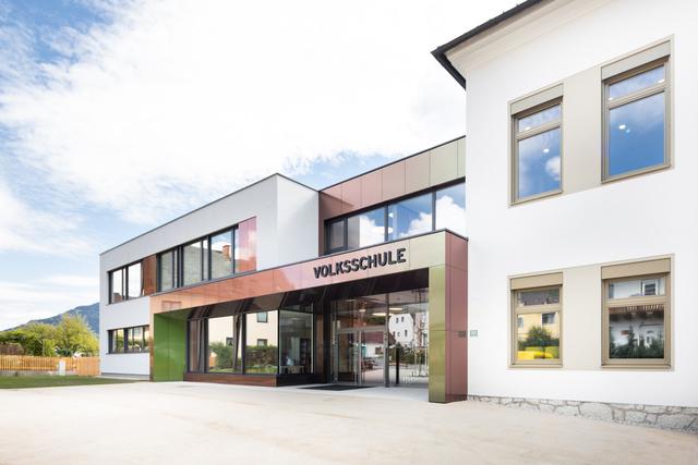 Nach einer rund zweijährigen Planungs- und Bauzeit wird die rundum sanierte Volksschule im Zentrum von Stainach am 12. Oktober offiziell eröffnet. | Foto: Rodlauer Greimeister ZT GmbH