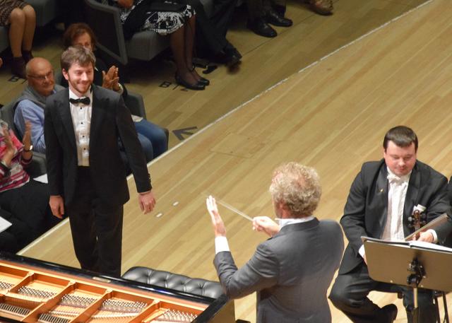 Elbphilharmonie Hamburg 2019 - Dirigent Matthias Georg Kendlinger, Pianist Philipp Scheucher. | Foto: Friedl Schwaighofer