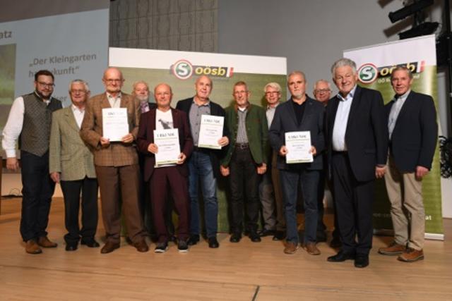 Friedrich Fuchshuber (3. von links) und Karl Kaiser (4. von rechts) bei der Preisverleihung. | Foto: OÖ Seniorenbund