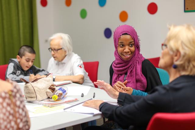 Lernclub Bertha von Suttner in der Leopoldstadt: Die Freiwilligen Dietlinde (2.v.l.) und Hannelore (r.)  helfen beim Lernen unabhängig von Schulstufe und Alter. | Foto: WRK/ Markus Hechenberger