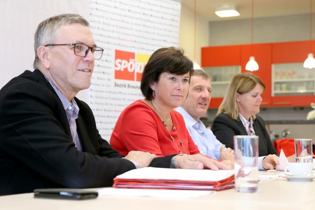 LAbg. Bgm. Erich Rippl, LR Birgit Gerstorfer, Klubvorsitzender LAbg. Christian Makor und NR-Kandidatin Gabriele Knauseder. | Foto: Land OÖ