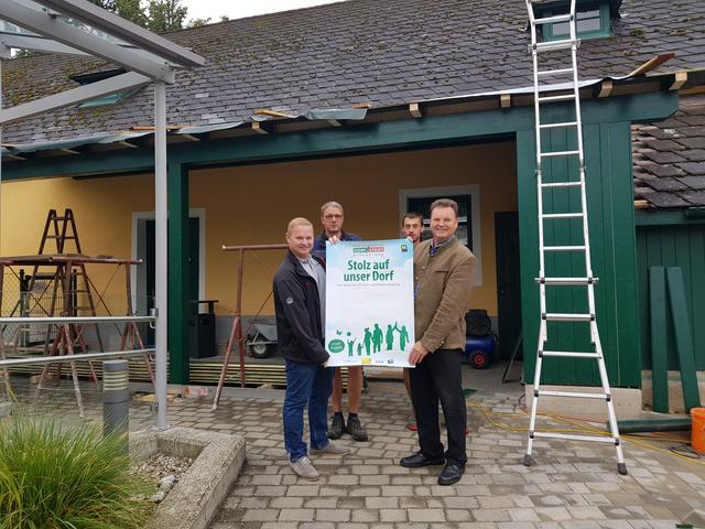 Neue Überdachung für den Meierhof in Wang: Franz Scholler, Erich Haselsteiner, Thomas Fischer und Franz Sonnleitner.
 | Foto: Markus Heigl