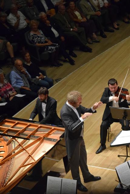 Elbphilharmonie Hamburg 2019 - Dirigent Matthias Georg Kendlinger, Pianist Philipp Scheucher. | Foto: Friedl Schwaighofer