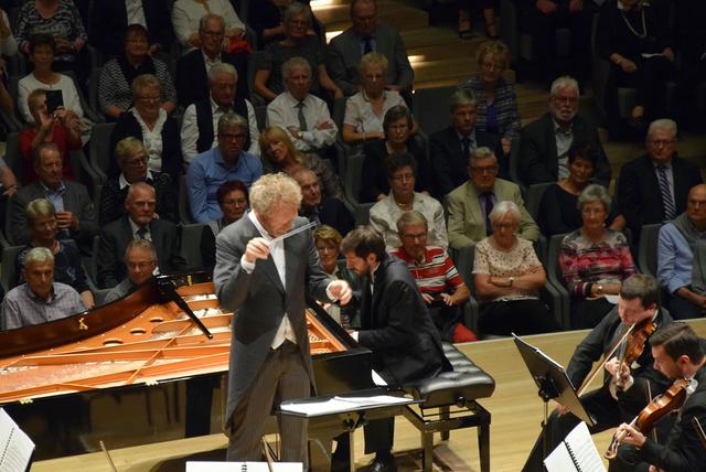 Elbphilharmonie Hamburg 2019 - Dirigent Matthias Georg Kendlinger, Pianist Philipp Scheucher. | Foto: Friedl Schwaighofer