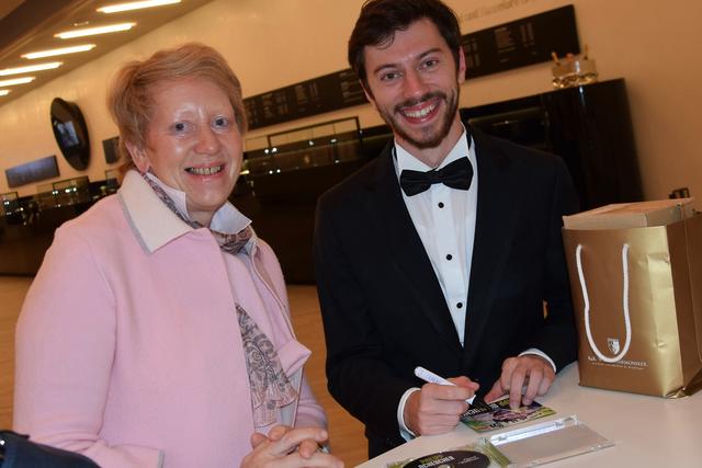 Philipp Scheucher - Autogramme nach dem Konzert. | Foto: Friedl Schwaighofer