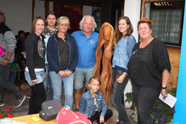 Die Holzskulptur "Eden" wurde bei der Tombola nach der Wanderung verlost, Karin Haider (2. von rechts) aus Graz gewann sie. | Foto: Arte Noah