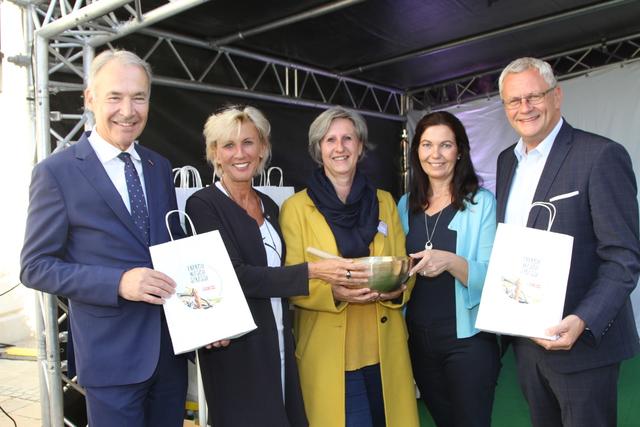 Präsident der WK Burgenland Peter Nemeth, Gesundheitssprecherin NR Gaby Schwarz, Fachgruppenobfrau Gabriele Schnödl, Landesvorsitzende Frau in der Wirtschaft Melanie Eckhardt und Bürgermeister Thomas Steiner. | Foto: WKB