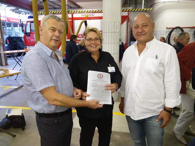 Beim BürgerInnenplatzl am 25. September in Kledering übergaben Alfred Kaltenegger und Anton Imre die gesammelten Unterschriften an Bürgermeisterin Karin Baier. | Foto: VP Schwechat