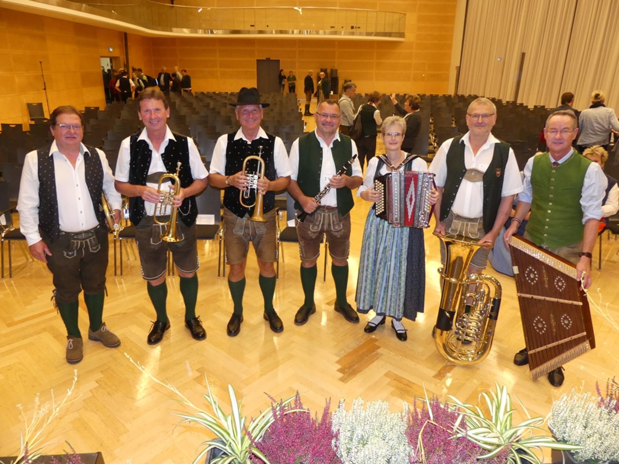 Unter dem Motto Legenden der Volksmusik treffen junge Musikanten gastierten zahlreiche Mitwirkende im Veranstaltungszentrum Krieglach. Snger- und Musikantentreffen in Krieglach 2019: Snger und