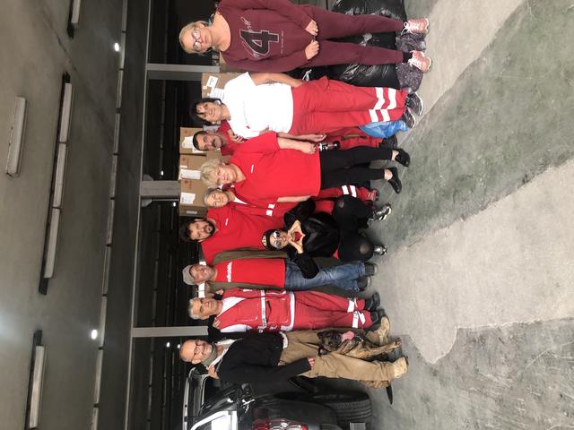 Dirk Planert, das Hilfskonvoiteam Österreich : Rapper Kid Pax, Brigitte Holzinger, Heidi Pohl, Hejrudin Druzanovic und das Rotes Kreuz Team  bei der Übergabe der Spenden 