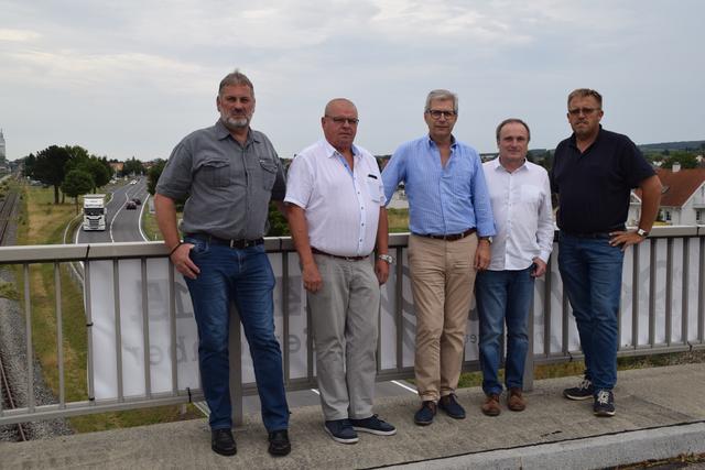 Ortsvorsteher Unterpetersdorf, Josef Spanitz, Bürgermeister von Lackendorf Werner Hofer, Bürgermeister von Deutschkreutz Manfred Kölly und Bürgermeister von Horitschon Georg Dillhof stehen orts-und parteiübergreifend für ein LKW Fahrverbot in ihren Gemeinden. | Foto: Eva Maria Kamper