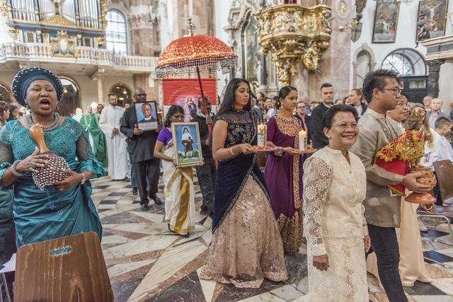 Rund 10 muttersprachliche Gemeinden feiern gemeinsam mit Bischofsvikar Jakob Bürgler am „kommenden „Sonntag der Völker“ einen bunten Gottesdienst. | Foto: Foto: Diözese Innsbruck