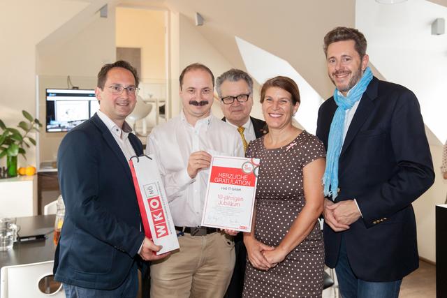 WKÖ Präsident Harald Mahrer gratulierte GF Sabine Stiller und GF Georg Reh gemeinsam mit Bezirksstellenobmann Peter Hopfeld zum 10-jährigen Firmenjubiläum. Auch BSt-Ausschussmitglied Andreas Minnich mischte sich unter die Gratulanten.