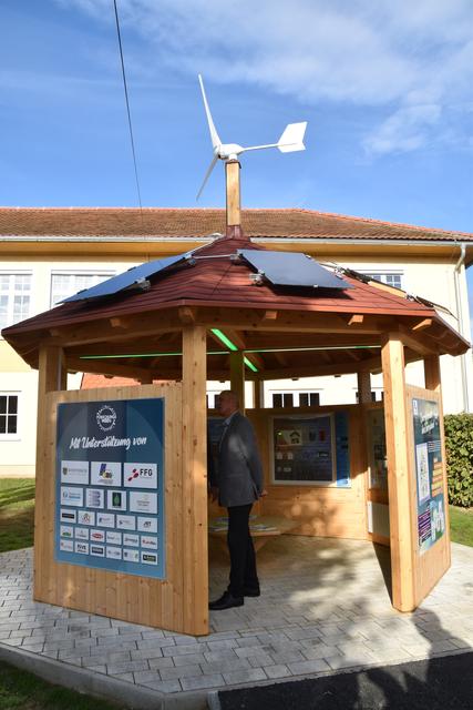 Der "Energie-Pavillon" hat ein Windrad und Photovoltaikplatten am Dach. | Foto: Michael Strini