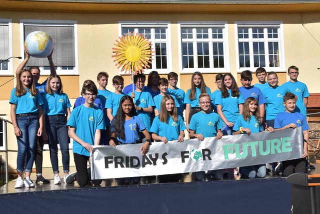 Schüler der NMS Kohfidisch unterstützen "Fridays for Future". | Foto: Michael Strini