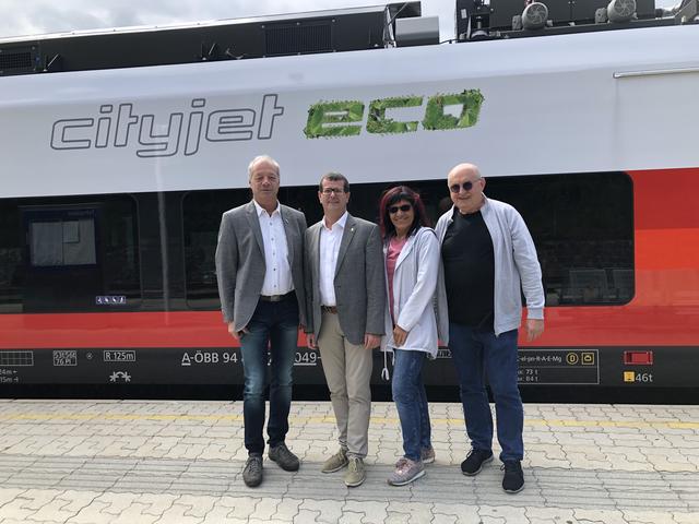 Hainfelds Gemeindeführung begrüßte das Testfahrzeug in Hainfeld | Foto: Pitterle