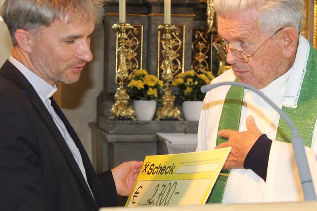 Pfarrer Duda überreichte Pater Magnus einen Scheck über 2700 Euro.