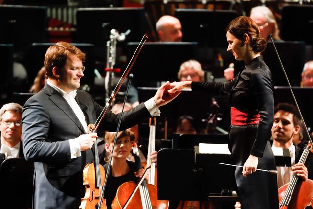 Feingefühl: Geiger Valeriy Sokolov und Dirigentin Oksana Lyniv | Foto: Oper Graz