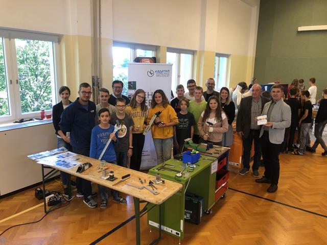 Die Schüler konnten einen Unterrichtstag lang im Turnsaal in St. Anna zehn verschiedene Handwerksberufe ausprobieren.