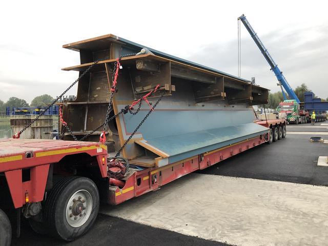 Die ersten Stahl-Großbauteile aus Ungarn für die Neue Donaubrücke wurden am Freitag per Schwertransport angeliefert.