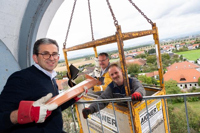 Auch Pfarrer Herbert Reisinger half mit. | Foto: fotokerschi.at/Kerschbaummayr