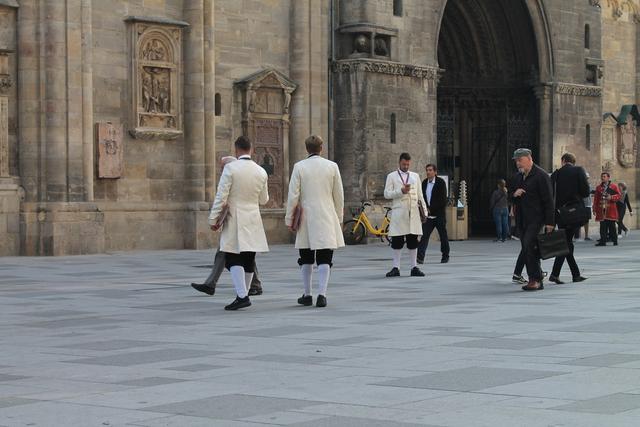 Die verkleideten Verkäufer findet man vor allem vor dem Stephansdom und der Staatsoper. | Foto: Martzak-Görike
