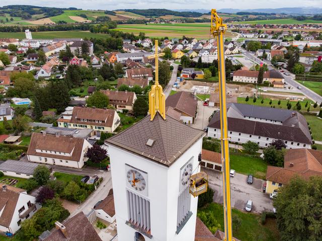 Turmuhr-Wartung in luftigen Höhen. | Foto: fotokerschi.at/Kerschbaummayr