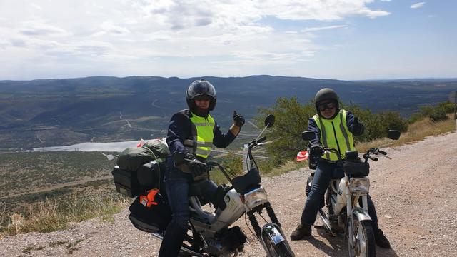 Mit Puch Silver Speeds und jeder Menge Ersatzteilen fuhren die Deutschlandsberger durch beeindruckende Landschaften. | Foto: Privat