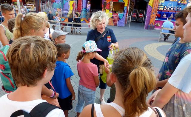Bei einem Praterausflug: Silvia Kugler mit Kinderdorf-Kindern und jungen Krebspatienten. | Foto: ccm-tv