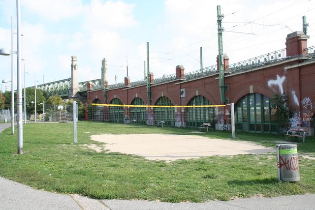 Der Volleyballplatz auf der Linse. Im Hintergrund: Ein Basketballplatz. | Foto: Karl Pufler