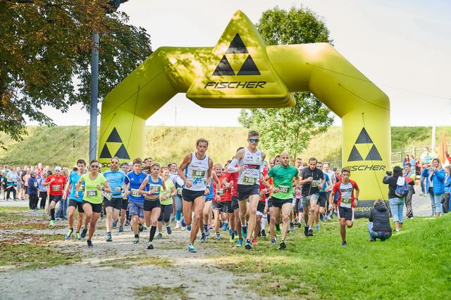 Mehr als 400 Läufer und Walker gingen beim Drei Schlösser Lauf in Mining an den Start.  | Foto: Johann Dirschl