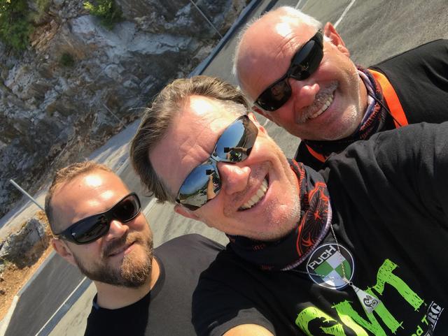 Bernd Schwarz, Hannes Kasper und Manfred Freidl (v.l.) hatten bei der "Grand Moped Tour" sichtlich Spaß mit ihren Puchs. | Foto: Privat