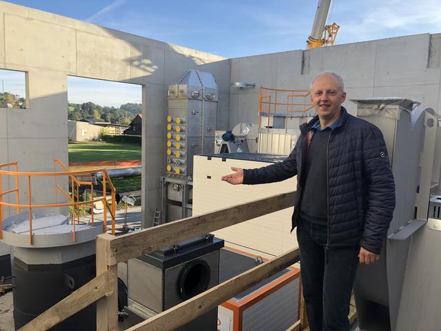 Obmann DI Thomas Krammer lässt in die Baustelle für die neue Keselanlage bei der Nahwärme Eibiswald blicken.