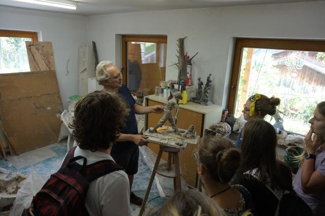 Im Atelier des Künstlers Christian Moschen konnten die Schüler/innen Wissen und erste Erfahrungen in Tonmodellierung, Schweißen und Bronzeguss sammeln.