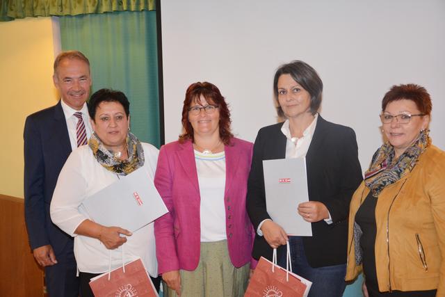 Peter Nemeth mit den Wirtinnen Renate Scheiber, Gabriele Schandl-Resch, Judith Neusteurer und Obfrau der Schmankerlwirte, Herta Walits-Guttmann