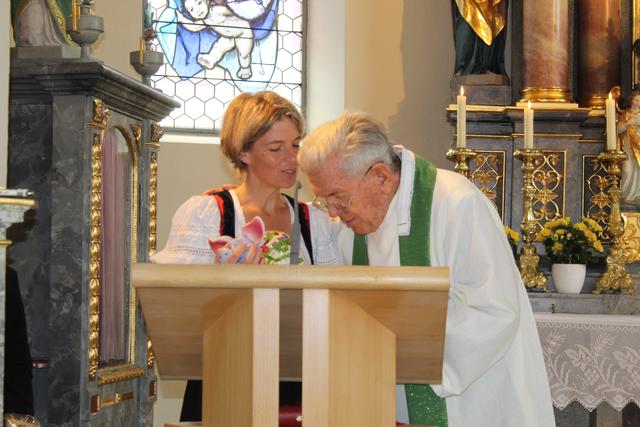 Bgm. Karina Konrad mit Jubilar Pater Magnus.